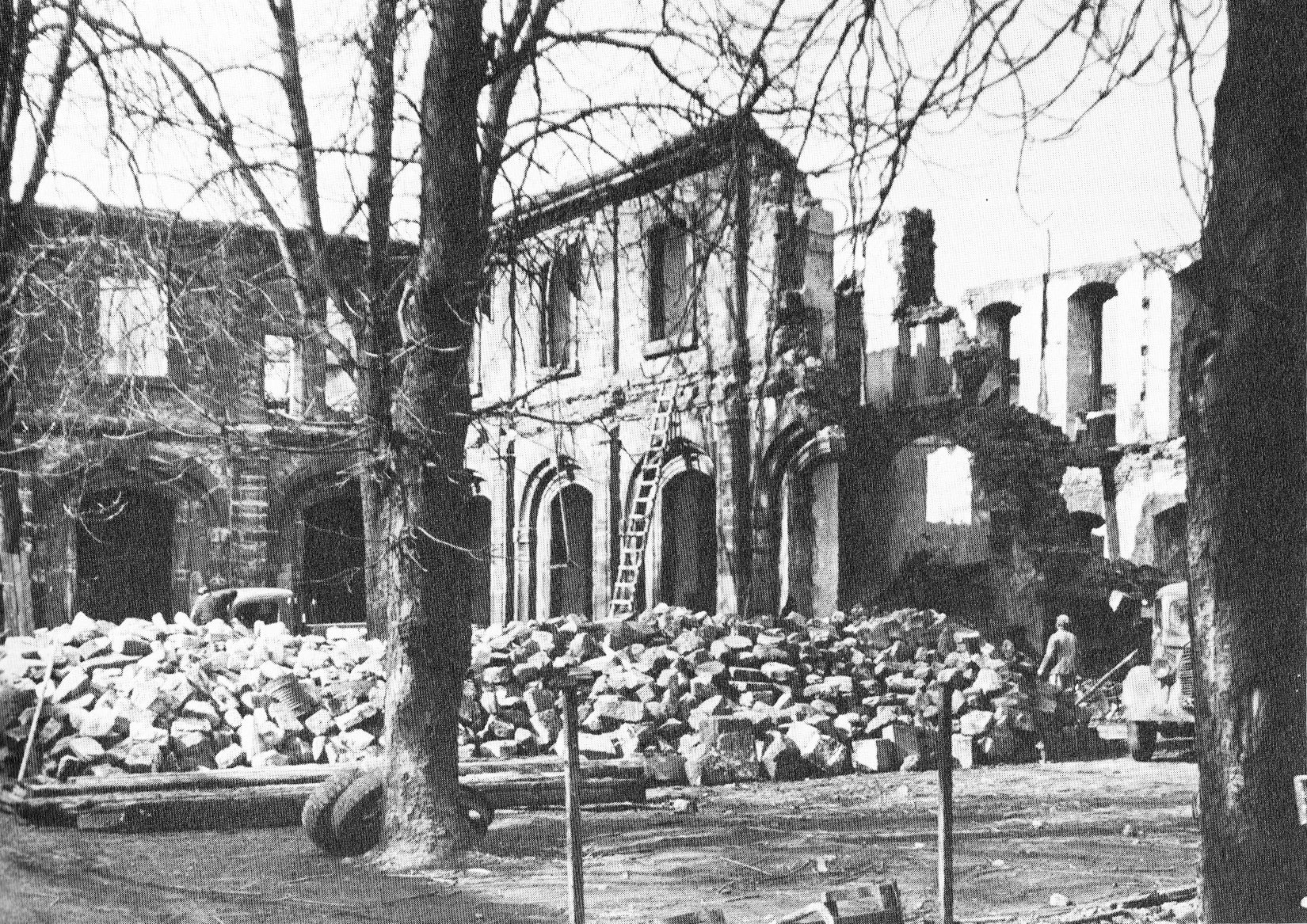 St. Irminen nach der Zerstörung. Kastanienhof mit Kreuzgang.